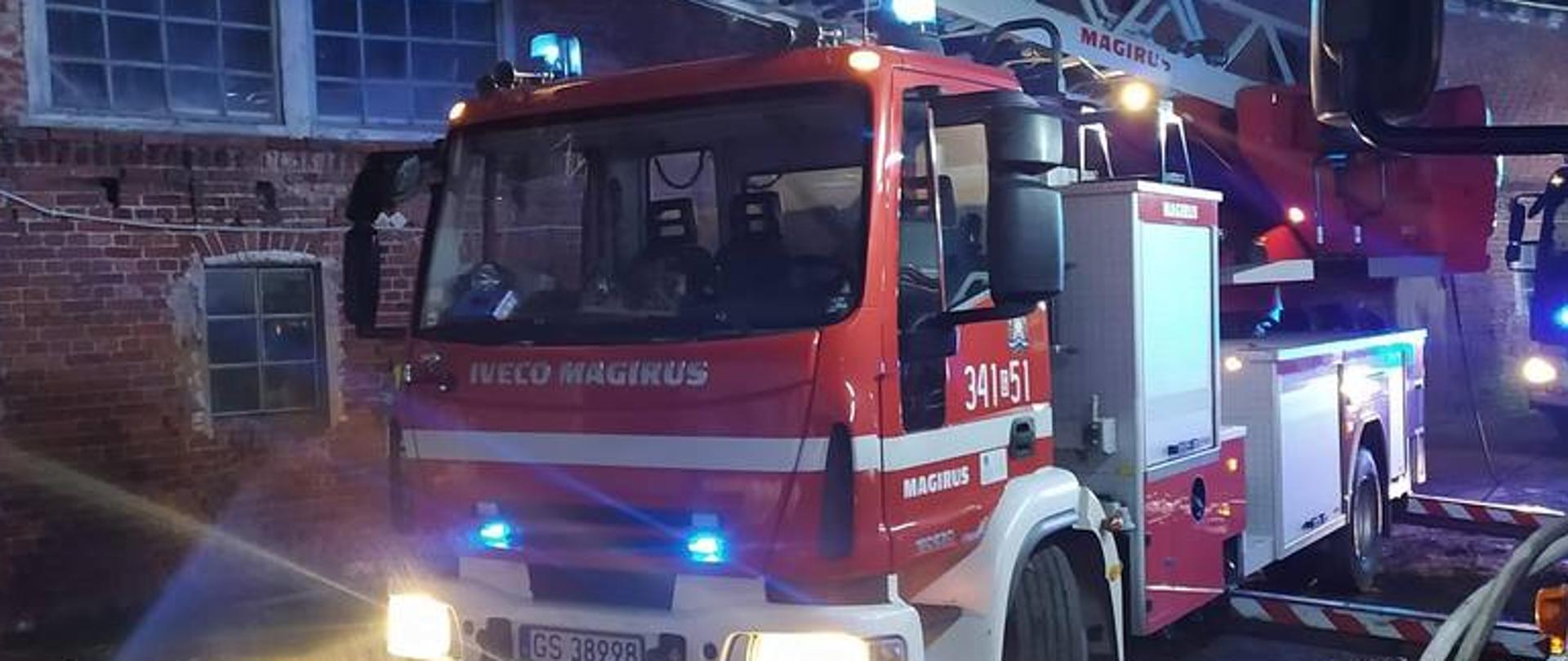 Zdjęcie przedstawia samochód specjalny drabinę uczestniczący w akcji.