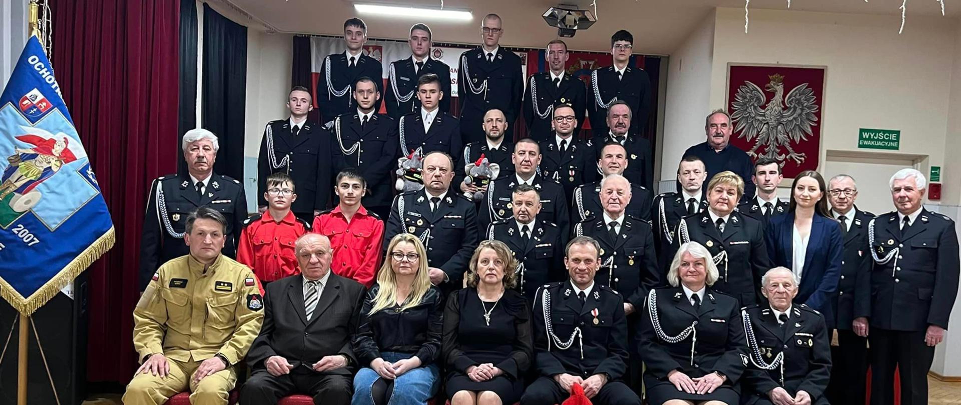 Zdjęcie przedstawia zaproszonych gości, organizatorów i druhów na spotkaniu w Piekoszowie. 