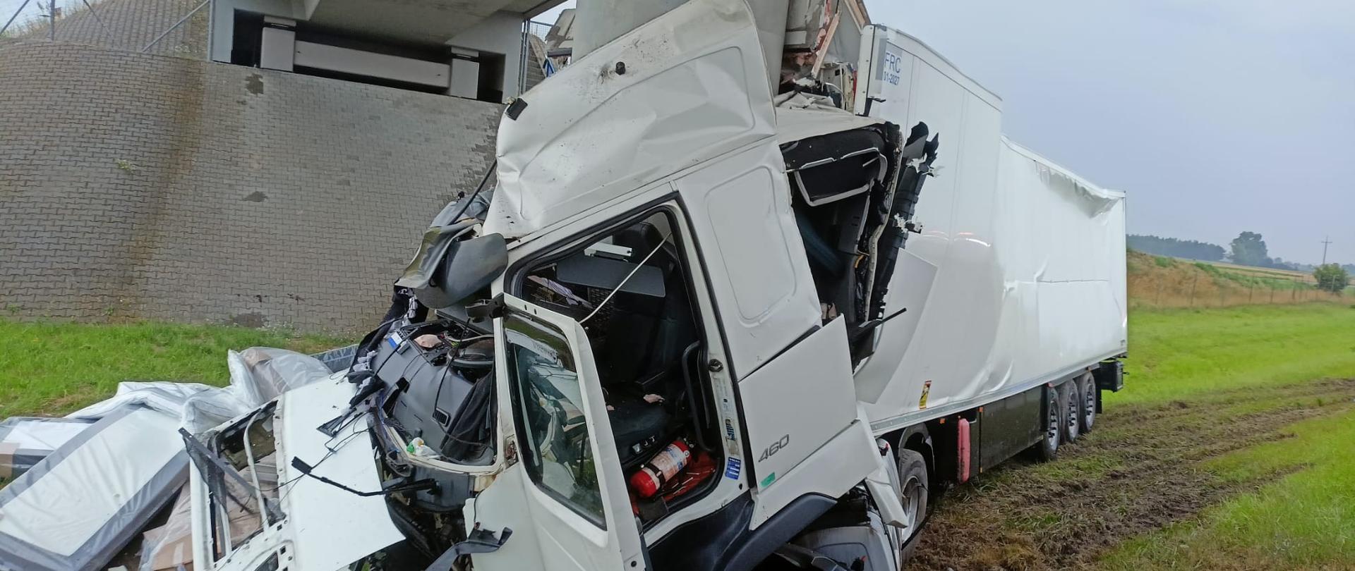 Widać uszkodzony samochód, który uderzył w wiadukt