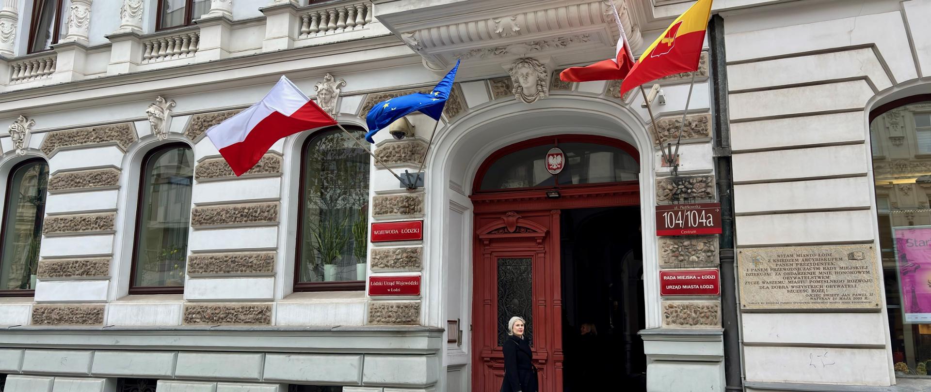 Gmach Łódzkiego Urzędu Wojewódzkiego - wejście do bramy kamienicy