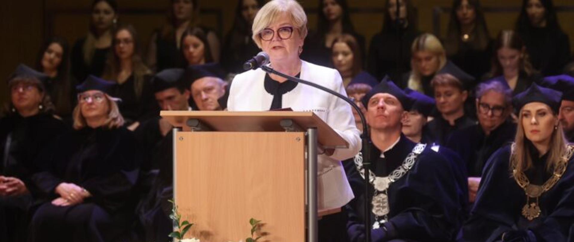 Zdjęcie przedstawia wojewodę podkarpackiego Teresę Kubas-Hul przemawiająca podczas uroczystości