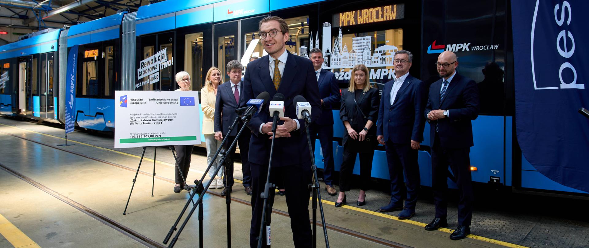 Na zdjęciu wiceminister Jan Szyszko na tle tramwaju PESA