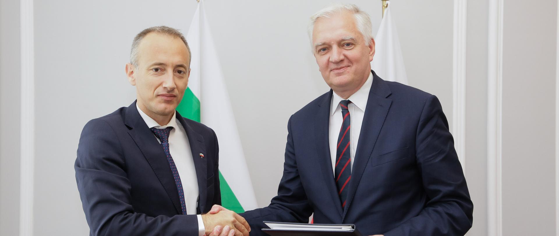 Minister Gowin i bułgarski minister Krasimir Valchev wymieniają się dokumentami