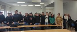 Zdjęcie przedstawia uczniów klas IV Liceum Ogólnokształcącego w Kole wraz z funkcjonariuszką KP PSP w Kole podczas spotkania z zakresu propagowania zawodu oficera w PSP 