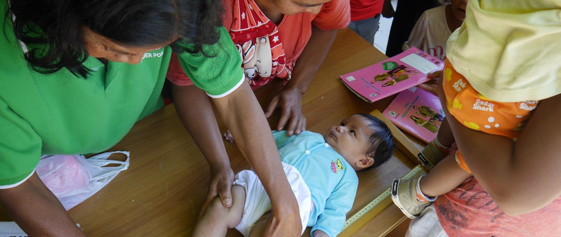 Pracując razem w celu rozwiązania problemu karłowatości wśród dzieci poniżej 2 roku życia w Puskesmas Timung, Manggarai, Flores, NTT, Indonezja
