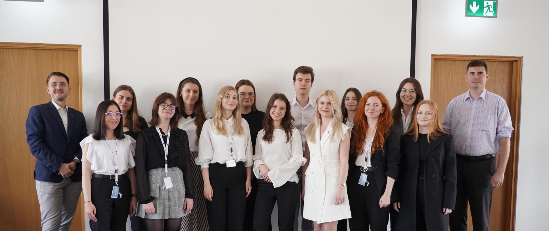 Zdjęcie grupowe studentów i studentek, którzy wygrali płatny staż w MFiPR