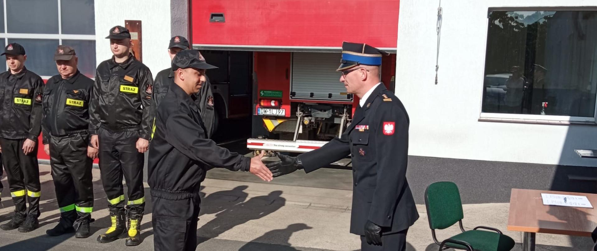 Komendant gratuluje strażakowi