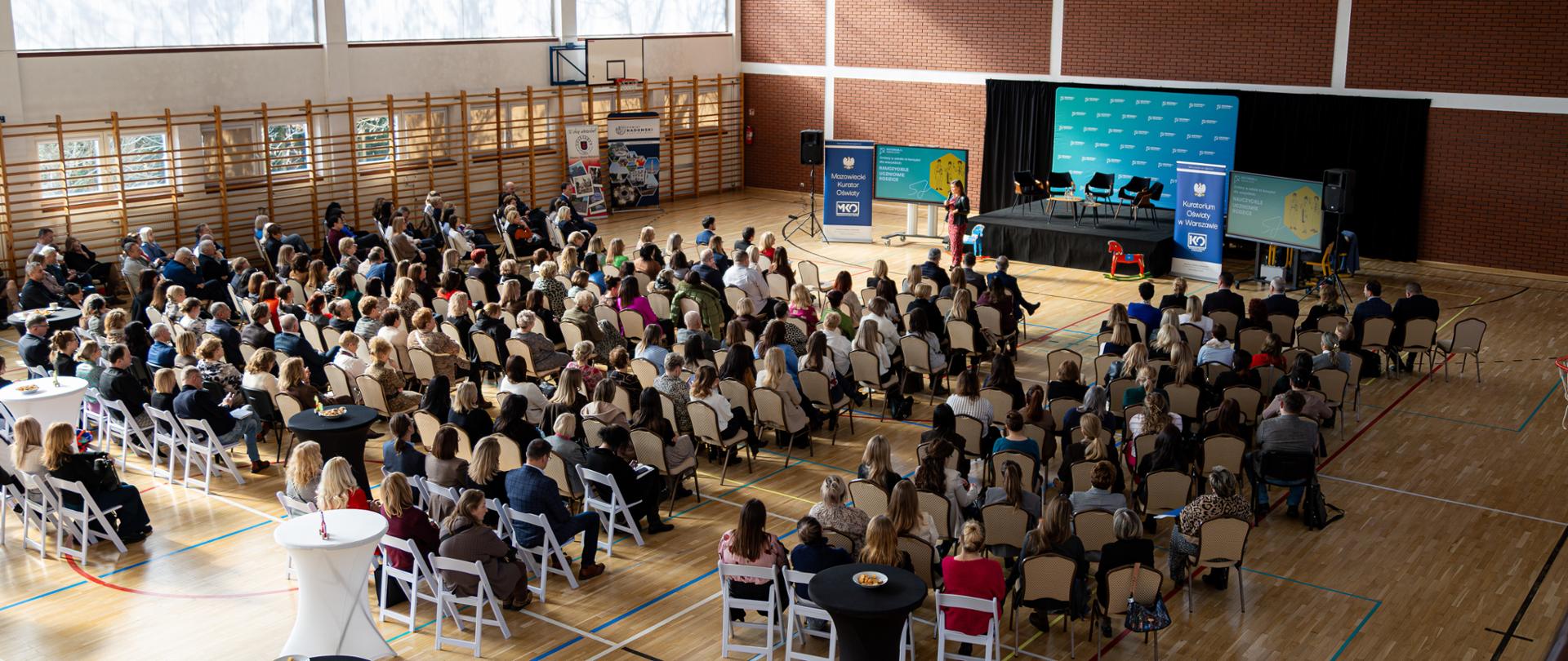 Zdjęcie przedstawia wszystkich uczestników spotkania w Skaryszewie, podczas trasy informacyjnej „Kierunek: Kompas Jutra”.