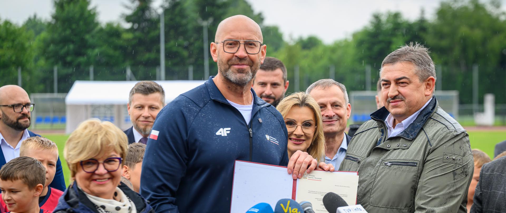 Zdjęcie przedstawia ministra sportu Jakuba Rutnickiego, wojewodę podkarpackiego Teresę Kubas-Hul i grupę osób podczas konferencji prasowej