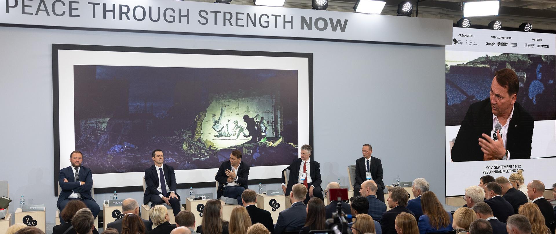 Wicepremier, Minister Spraw Zagranicznych Radosław Sikorski podczas wizyty w Kijowie