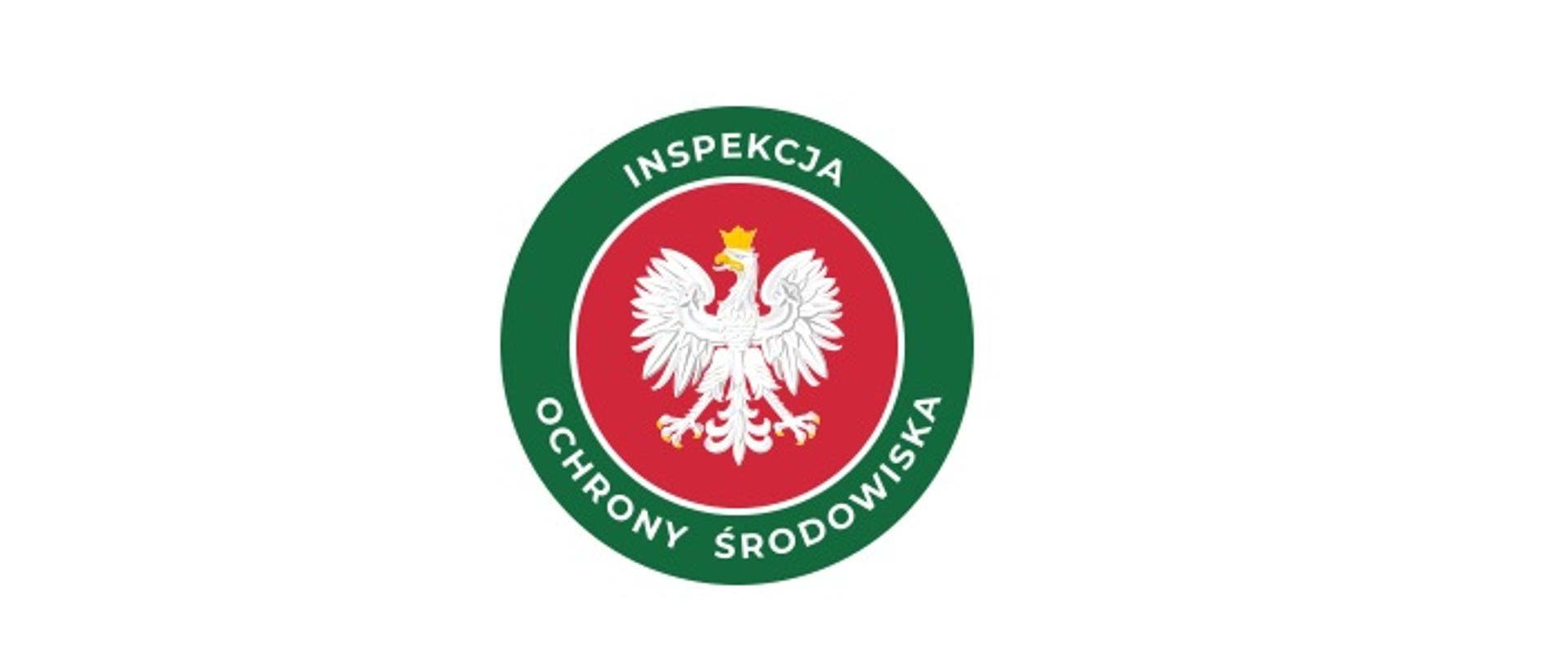 Okrągłe logo Inspekcji Ochrony Środowiska. W środku orzeł w koronie, godło Polski na czerwonym tle. Naokoło zielony okręg z napisem „Inspekcja Ochrony Środowiska”.