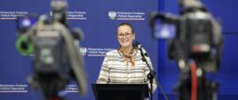 Na zdjęciu prezes EFI Marjut Falkstedt przy mównicy odpowiada na pytania dziennikarzy