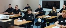 Strażacy ratownicy OSP podczas egzaminu teoretycznego na kursie podstawowym.