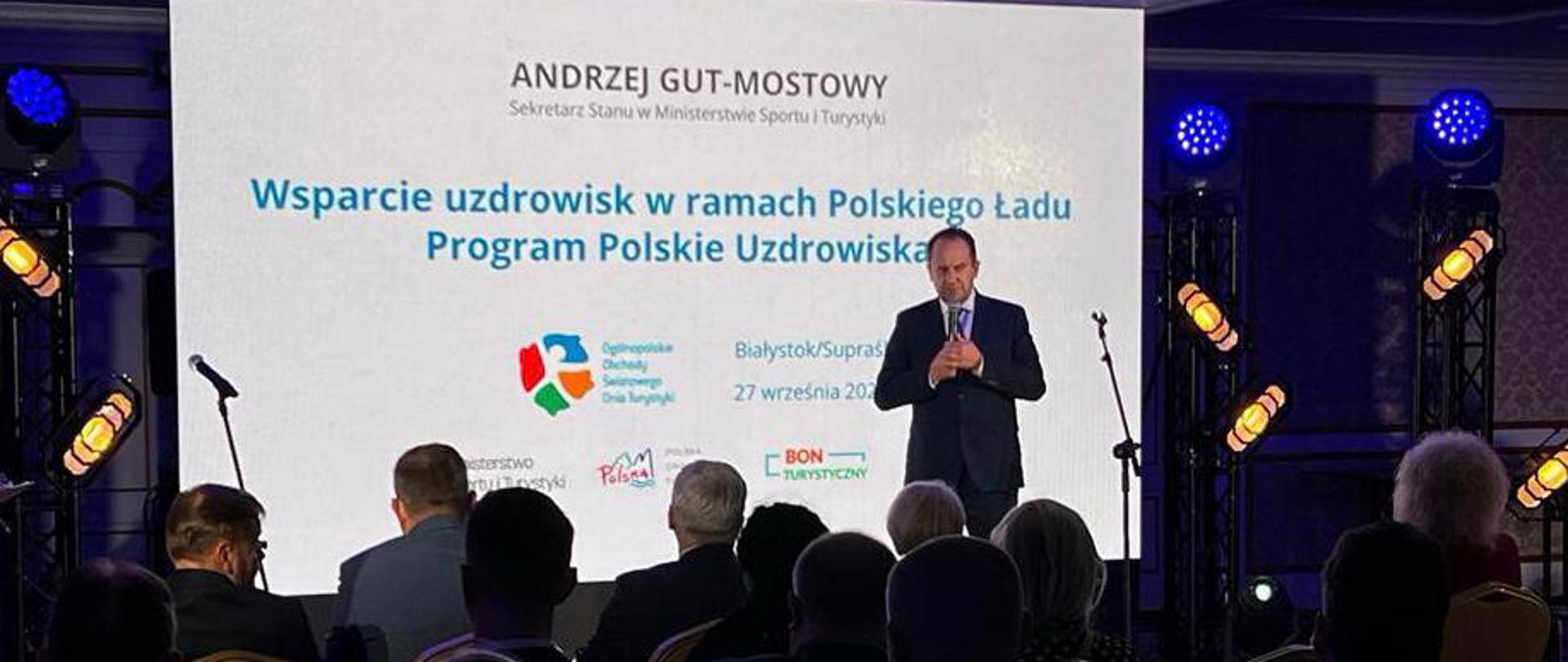 Konferencja „Nowe trendy w rozwoju uzdrowisk i priorytety w ich promocji” odbywająca się w ramach ogólnopolskich obchodów Światowego Dnia Turystyki - na zdjęciu jeden z prelegentów konferencji w trakcie wystąpienia.