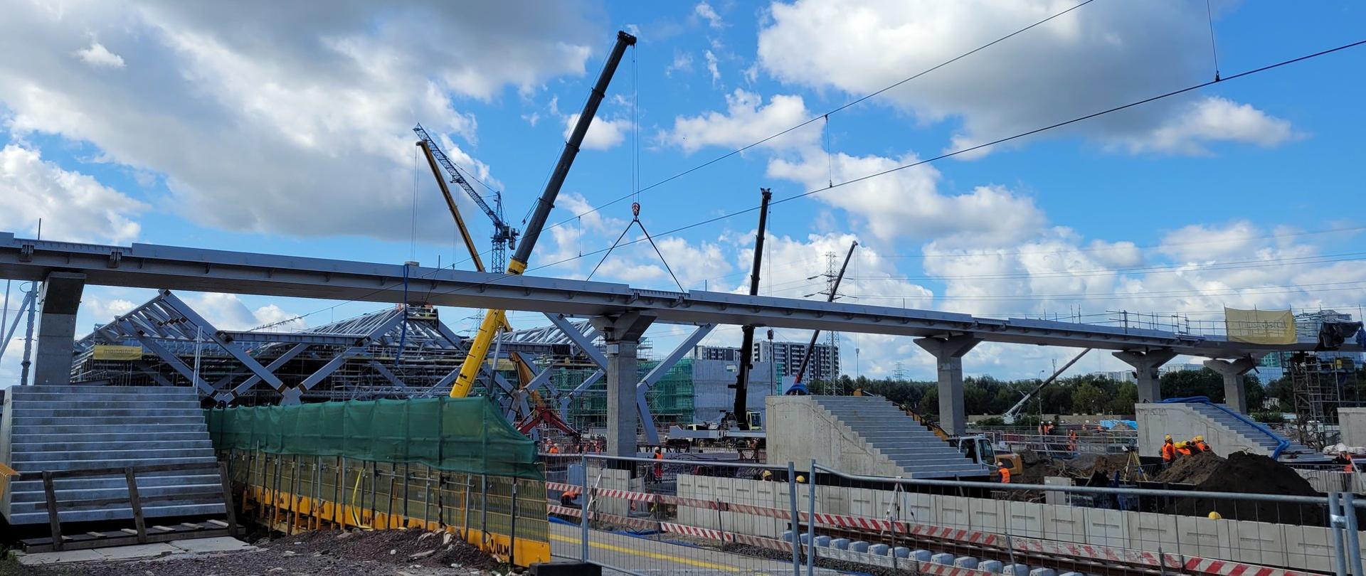 Konstrukcja zadaszenia nad peronami i prace budowlane na stacji Warszawa Zachodnia 