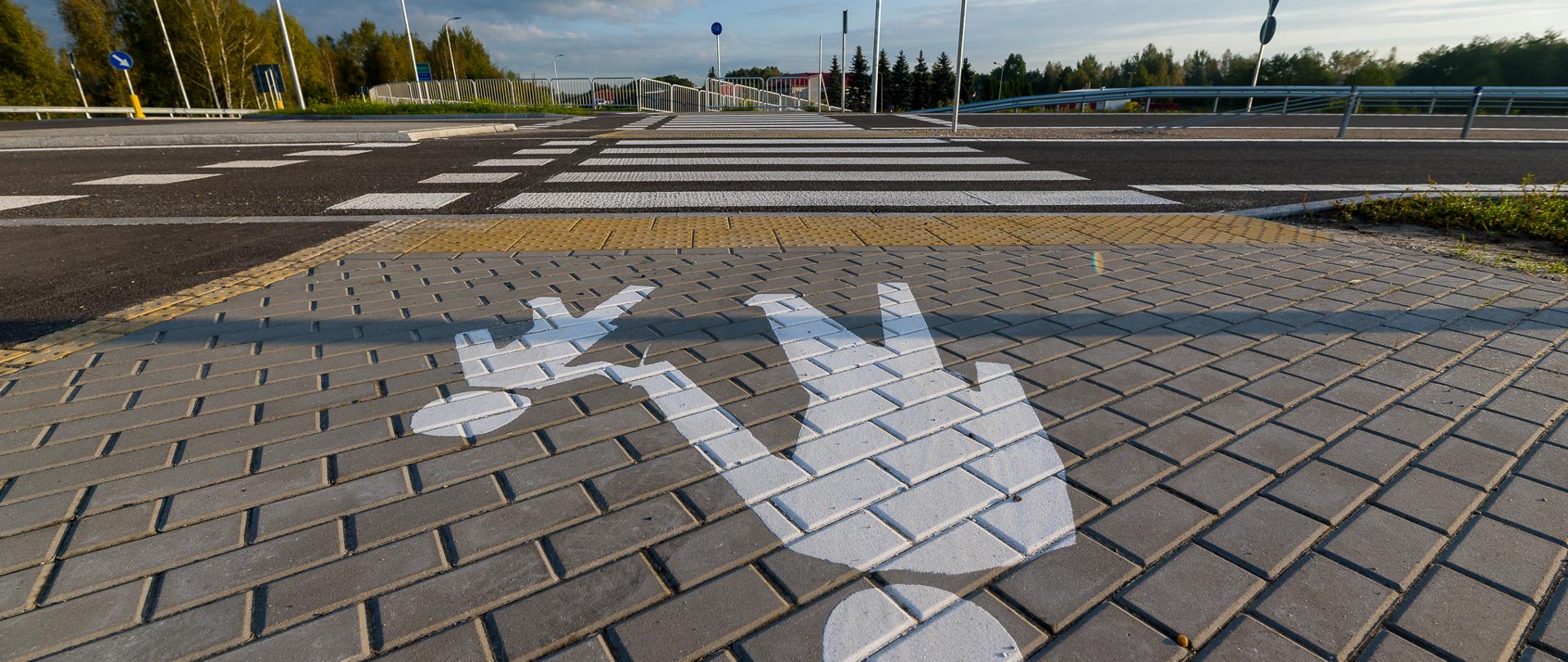 Przejście dla pieszych z namalowaną zebrą, z oznakowaniem dla niewidomych.