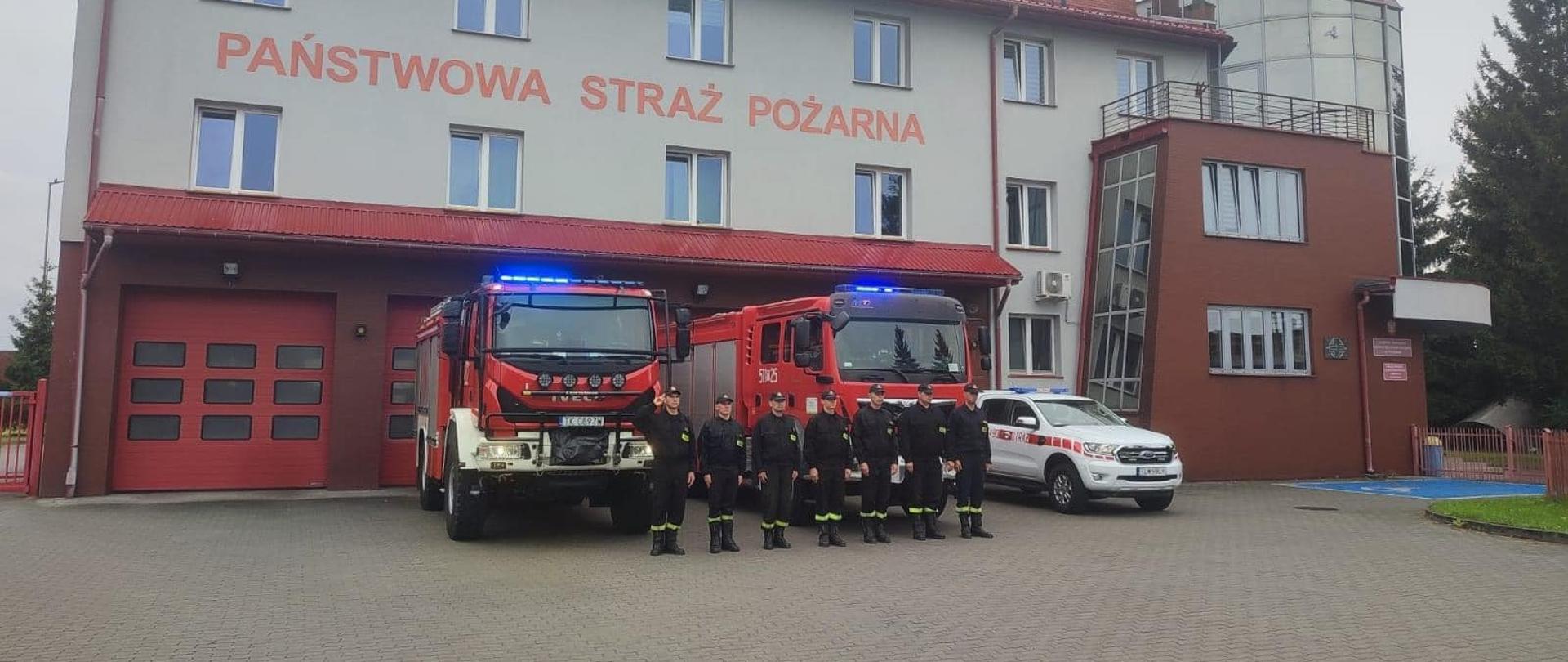 Na zdjęciu widzimy strażaków na zbiórce przed jednostką podczas zbiórki z okazji Godziny "W"
