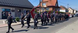 Pododdział OSP maszeruje w stronę miejsca uroczystości.