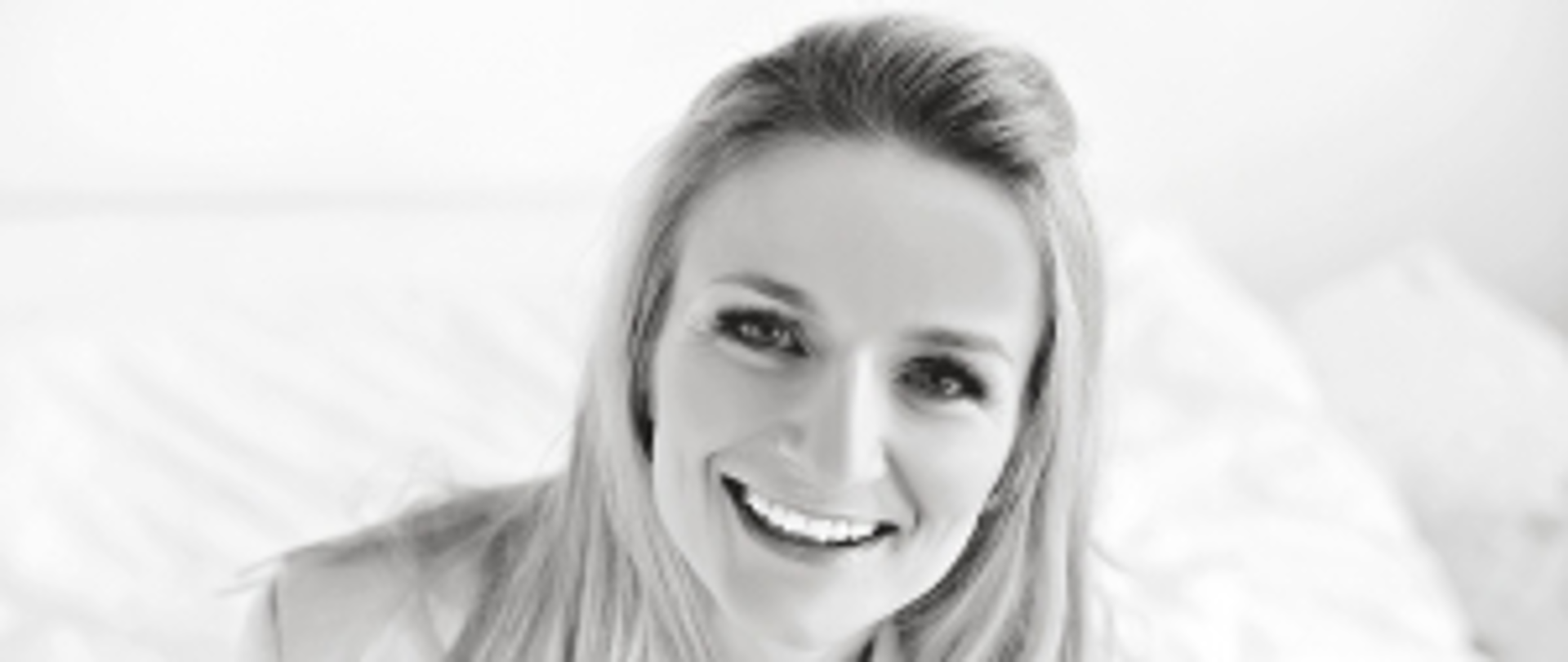 Zdjęcie. Na czarno białym zdjęciu kobieta. Zdjęcie portretowe