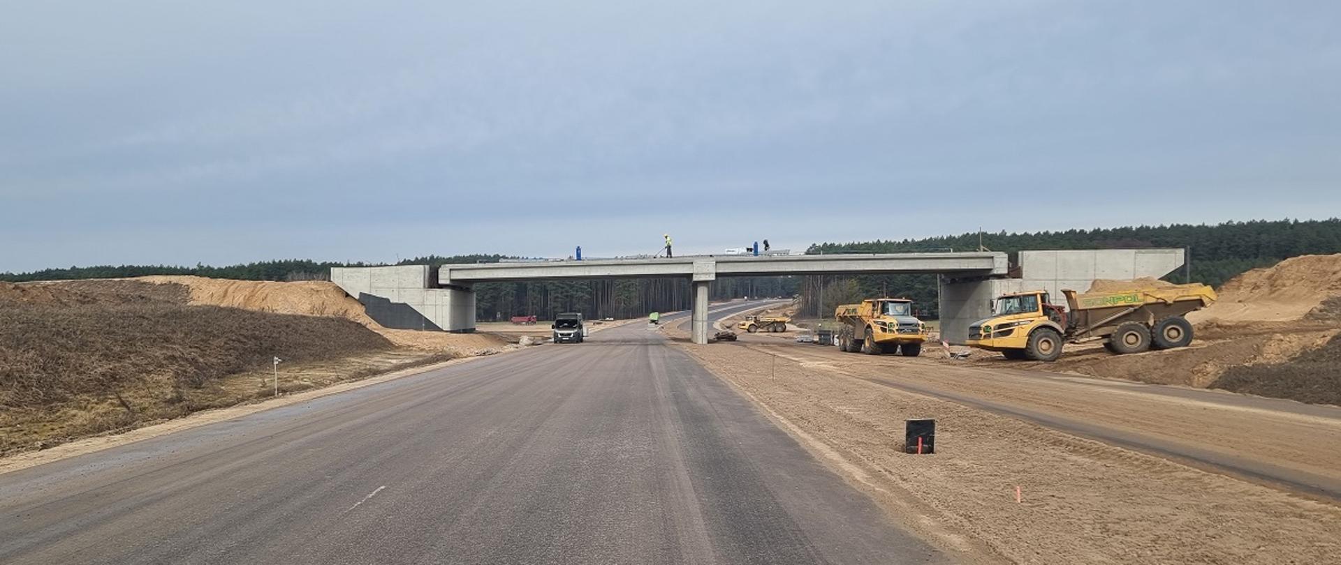 Budowa drogi ekspresowej S19 - na dole dwie jezdnie, na wprost budowany wiadukt przebiegający nad nimi 