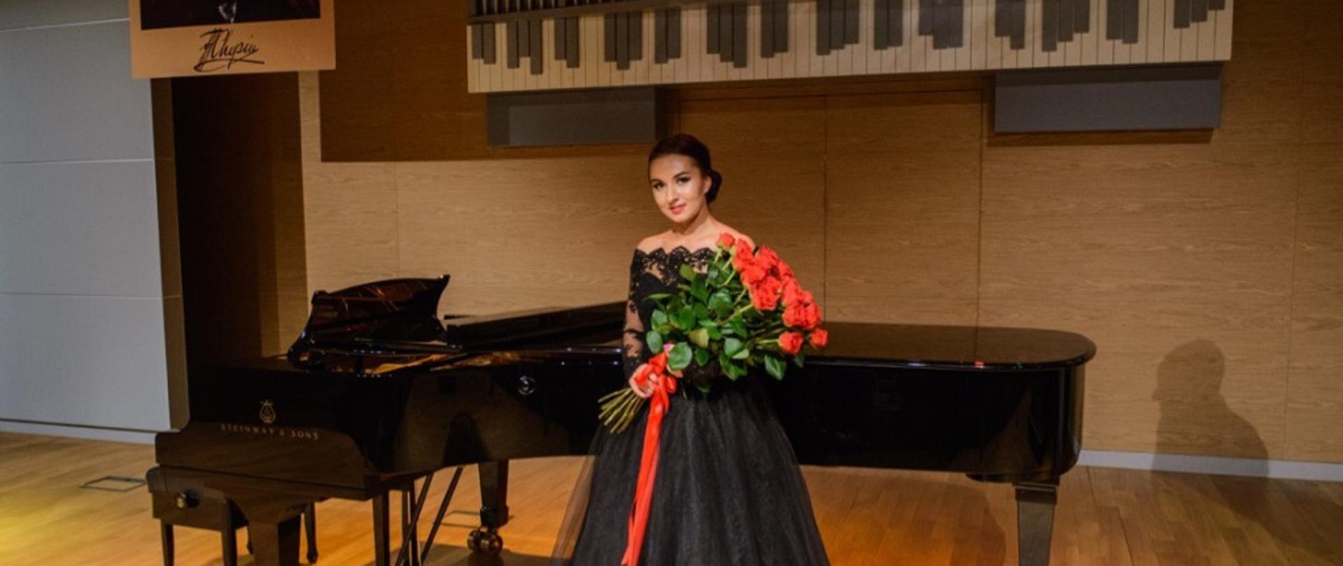 Zdjęcie Natalii Darkowskiej stojącej na scenie Sali Koncertowej ZPSM im. F. Chopina w Jarosławiu