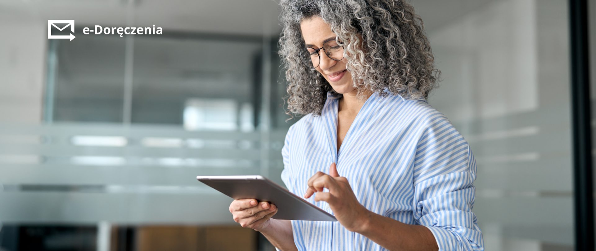 Pani z tabletem w ręku-aktualność