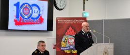 Przedstawiciel Związku Ochotniczych Straży Pożarnych RP w obecności pomorskiego komendanta wojewódzkiego referuje działalność ochotniczych straży pożarnych. 
