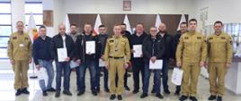 Grupowe zdjęcie uczestników szkolenia (10 osób) w towarzystwie Zastępcy Komendanta Centralnej Szkoły PSP oraz trzech oficerów CS PSP
