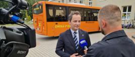 Wywiad przed kamerą z Wicewojewodą Mazowieckim Patrykiem Fajdkiem.