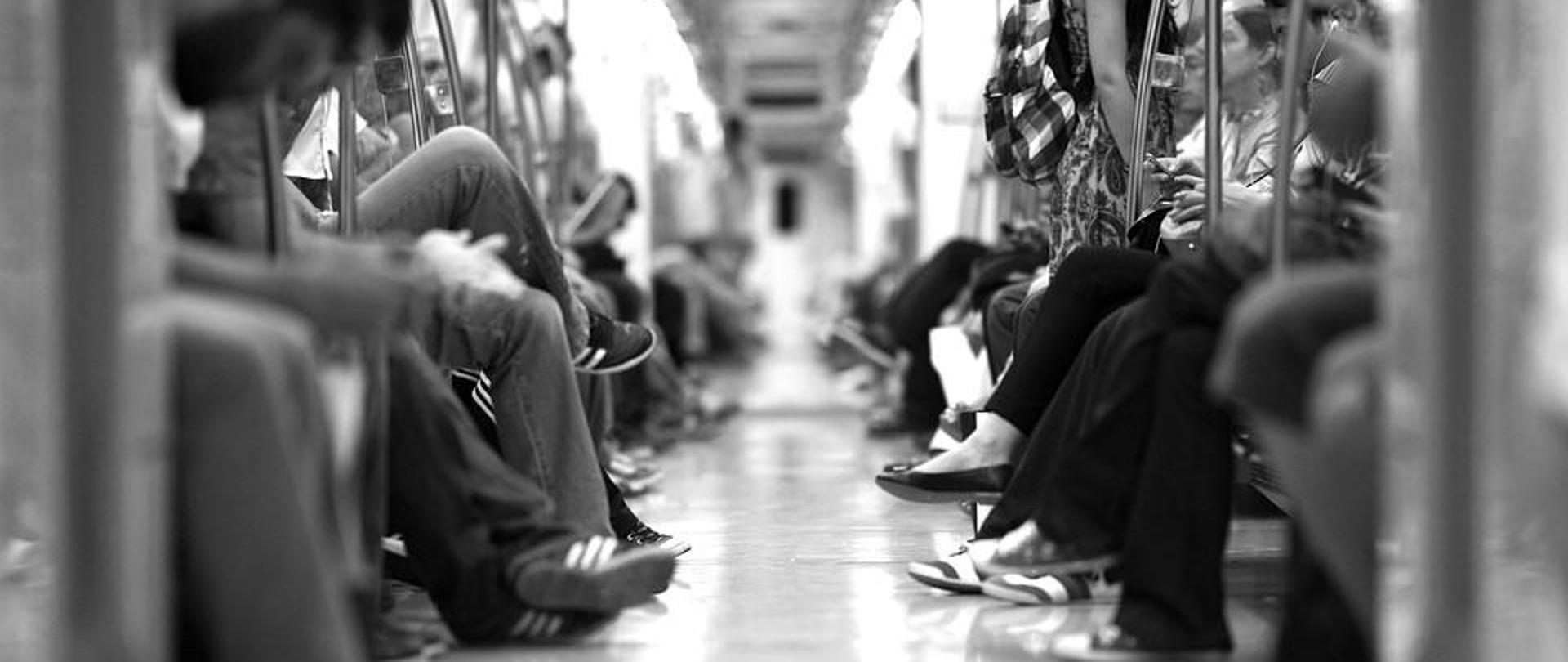 ludzie siedzący w pociągu