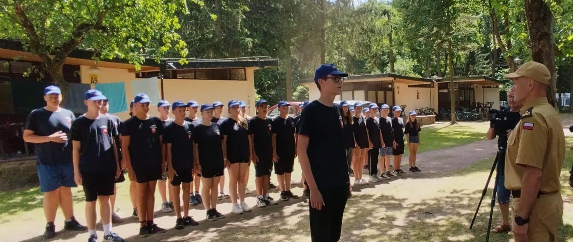 Dowódca MDP składa meldunek Komendantowi Powiatowemu