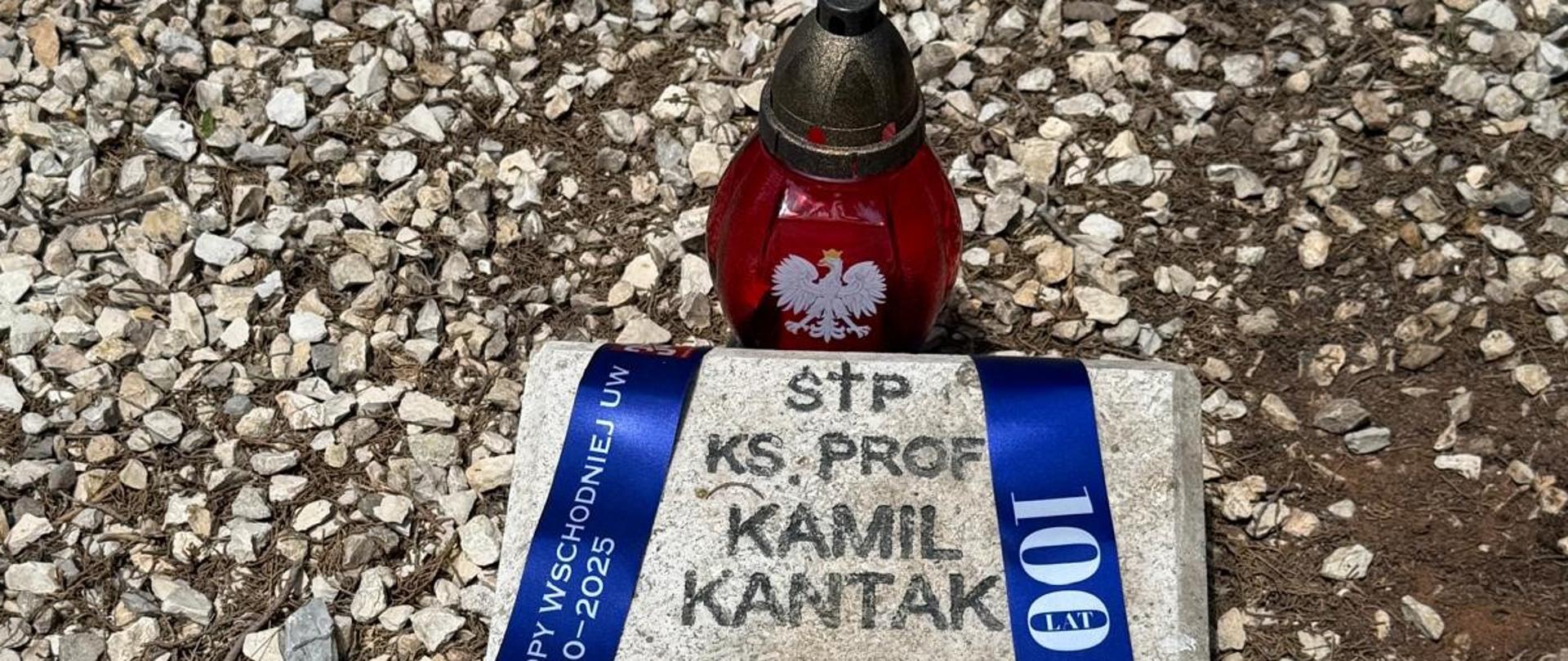 Konsul RP w Bejrucie Aneta Ananicz w trakcie zapalenia znicza na grobie księdza Kantaka na Polskim Cmentarzu Wojennym w Bejrucie.