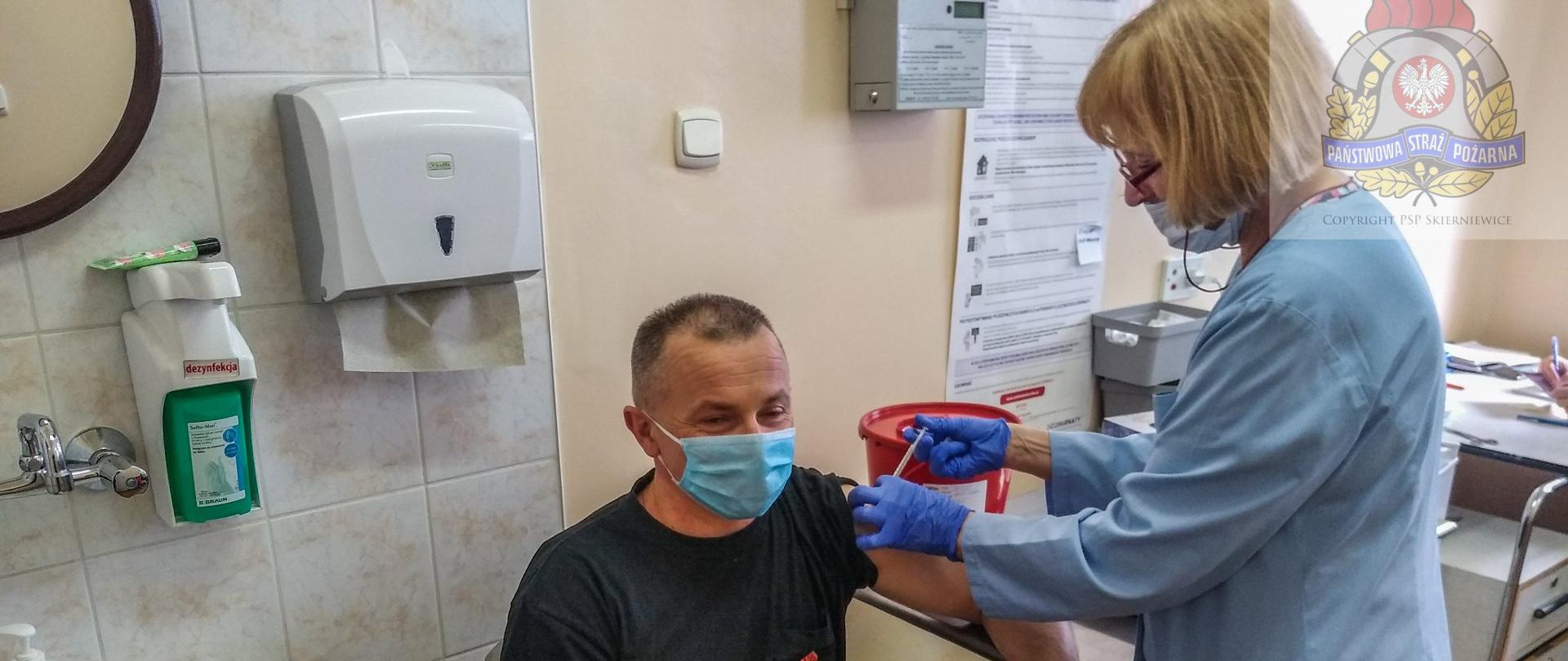 Szczepienie funkcjonariusza PSP w szpitalu w Skierniewicach