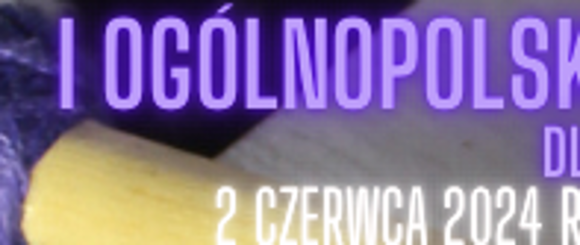 Na szarym tle nazwa konkursu napisana drukowanymi literami w kolorze wrzosu. Poniżej data konkursu napisana drukowanymi literami w kolorze bieli.Z prawej strony logo szkoły, z lewej strony pałka od wibrafonu.