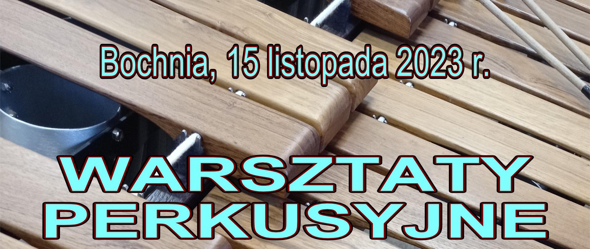 Grafika na brązowo - szarym tle z widocznym elementem drewnianych płytek marimby. W części centralnej patynowymi drukowanymi literami treść: "Bochnia, 15 listopada 2023 r. Warsztaty perkusyjne dla nauczycieli i uczniów ZPSM w Bochni, prowadzący dr hab. Maciej Hałoń". W części dolnej znajduje się logo szkoły.