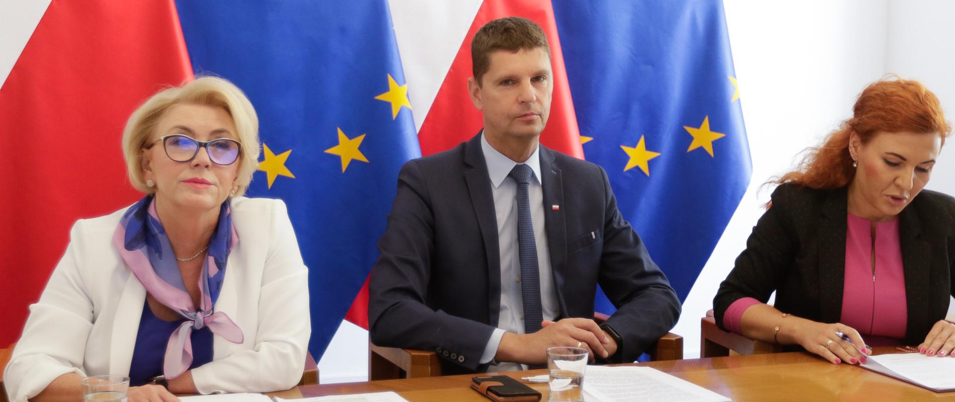 Zdjęcie z międzynarodowej, międzyresortowej konferencji "Wczesne wspomaganie rozwoju dziecka" z udziałem Ministra Edukacji Narodowej.
Na zdjęciu Sekretarz Stanu Marzena Machałek, Minister Edukacji Narodowej Dariusz Piontkowski i Rzecznik Prasowy Anna Ostrowska.