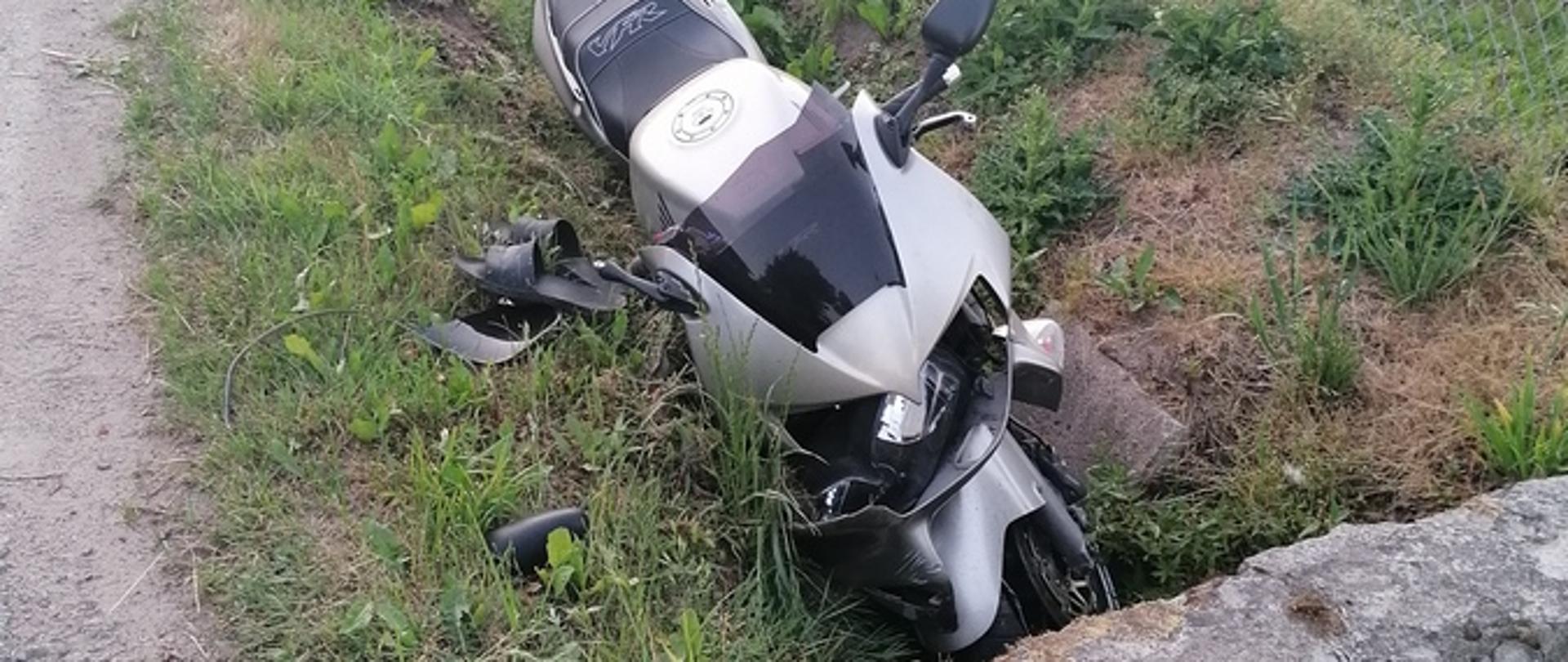 Motocykl w rowie przy drodze.