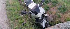 Motocykl w rowie przy drodze.