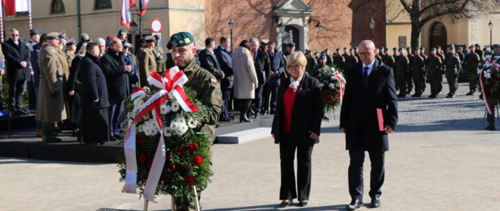 Uczestnicy obchodów 106. rocznicy śmierci płk. Leopolda Lisa-Kuli