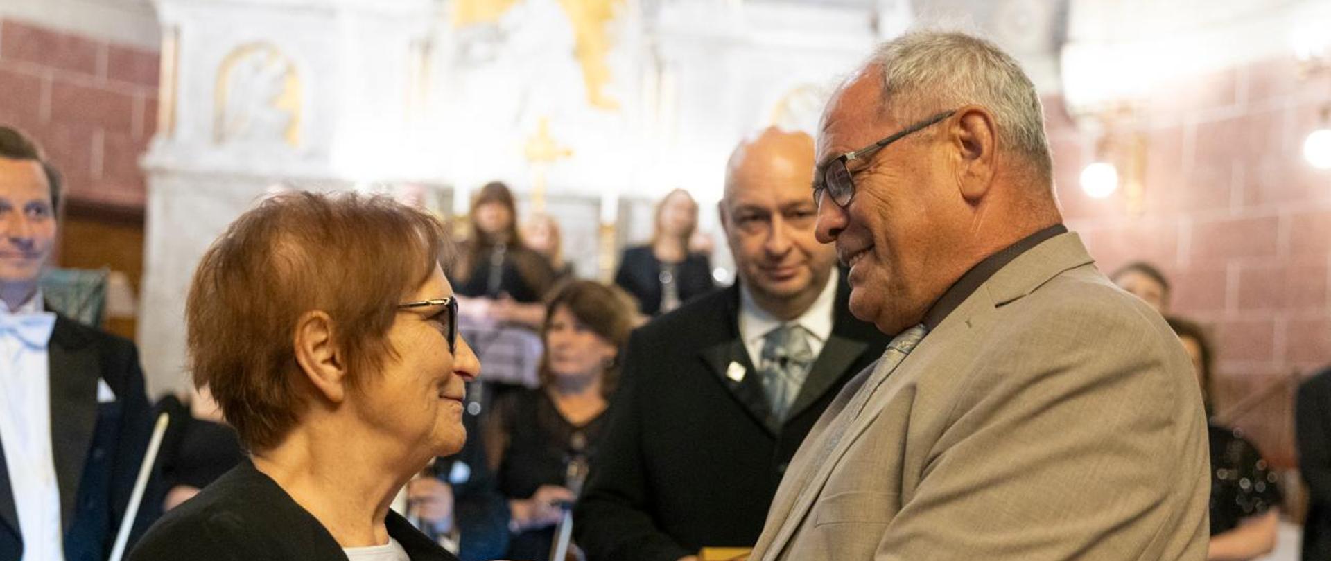 Uhonorowana Irena Wisełka-Cieślar odbiera wyróżnienie od I wicewojewody łódzkiego Marka Mazura 