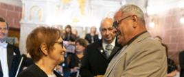 Uhonorowana Irena Wisełka-Cieślar odbiera wyróżnienie od I wicewojewody łódzkiego Marka Mazura 