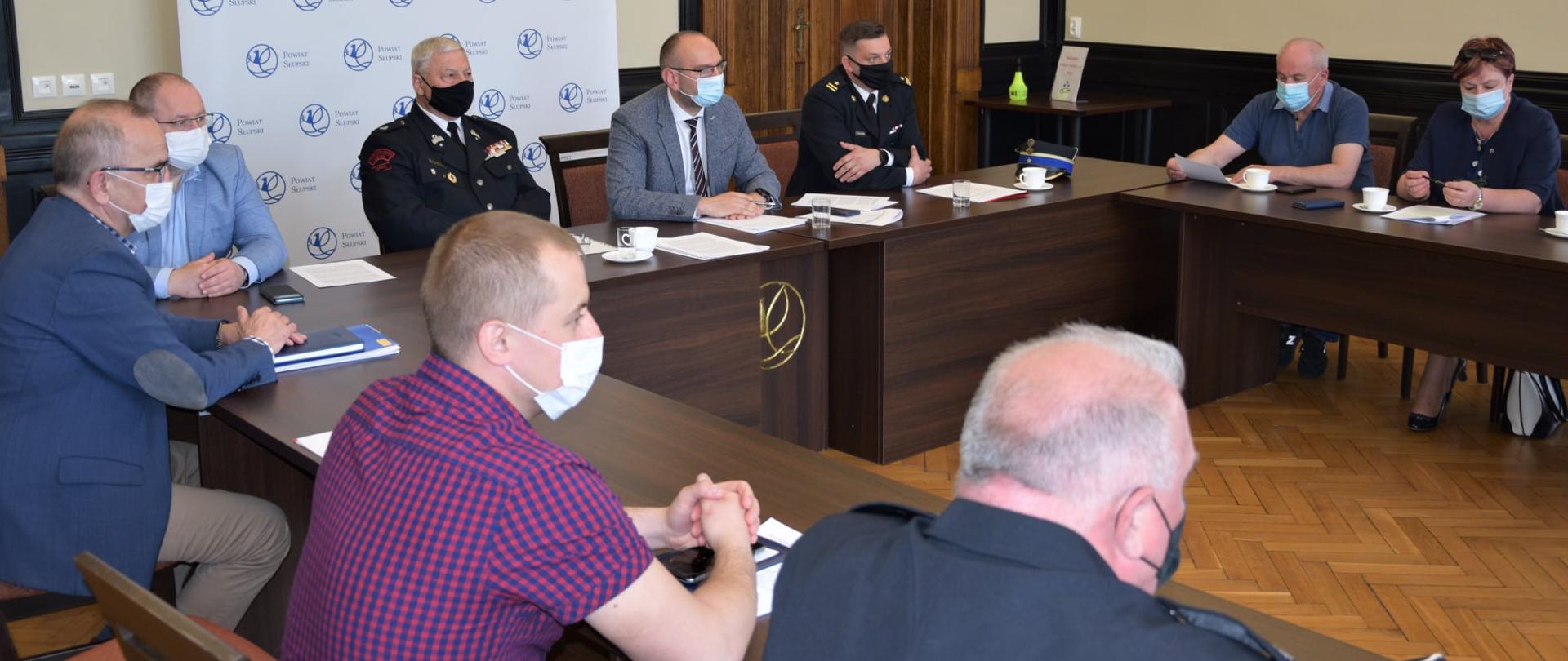 Zdjęcie przedstawia uczestników konsultacji w sprawie ustawy o OSP