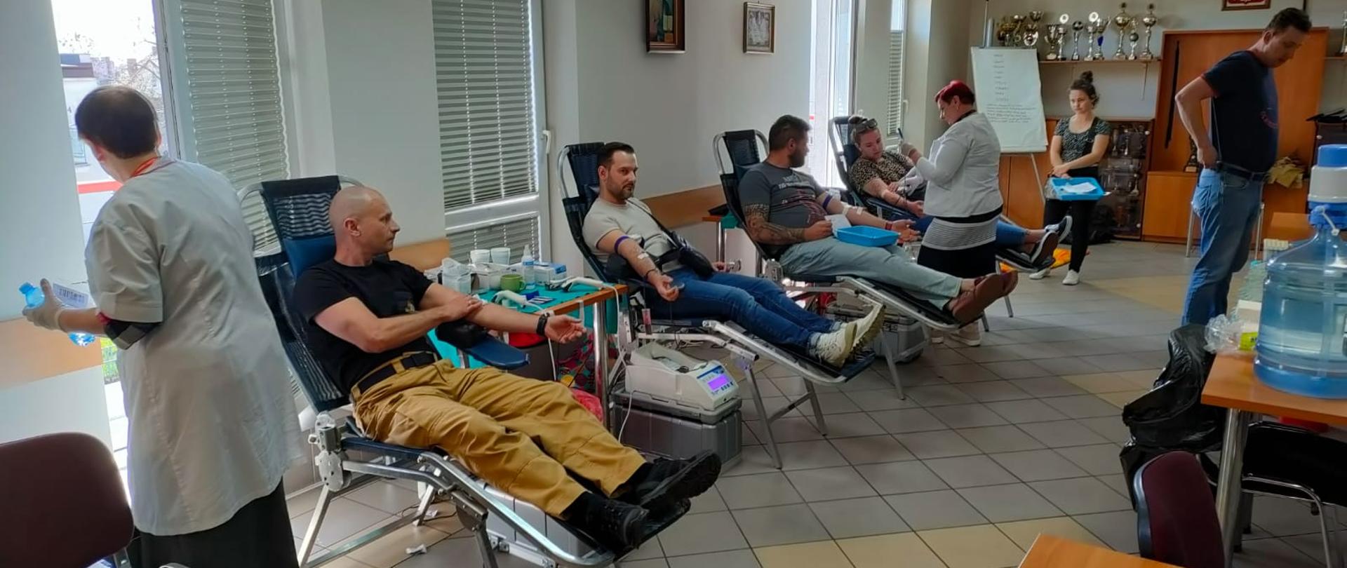 Na zdjęciu uczestnicy akcji krwiodawstwa