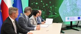 Podpisanie 6 umów dot. budowy i rozbudowy sieci elektroenergetycznych na potrzeby zasilania ogólnodostępnych stacji ładowania dużych mocy w siedzibie NFOŚiGW z przedstawicielami zarządów ENEA Operator, Energa-Operator, PGE Dystrybucja i TAURON Dystrybucja. 