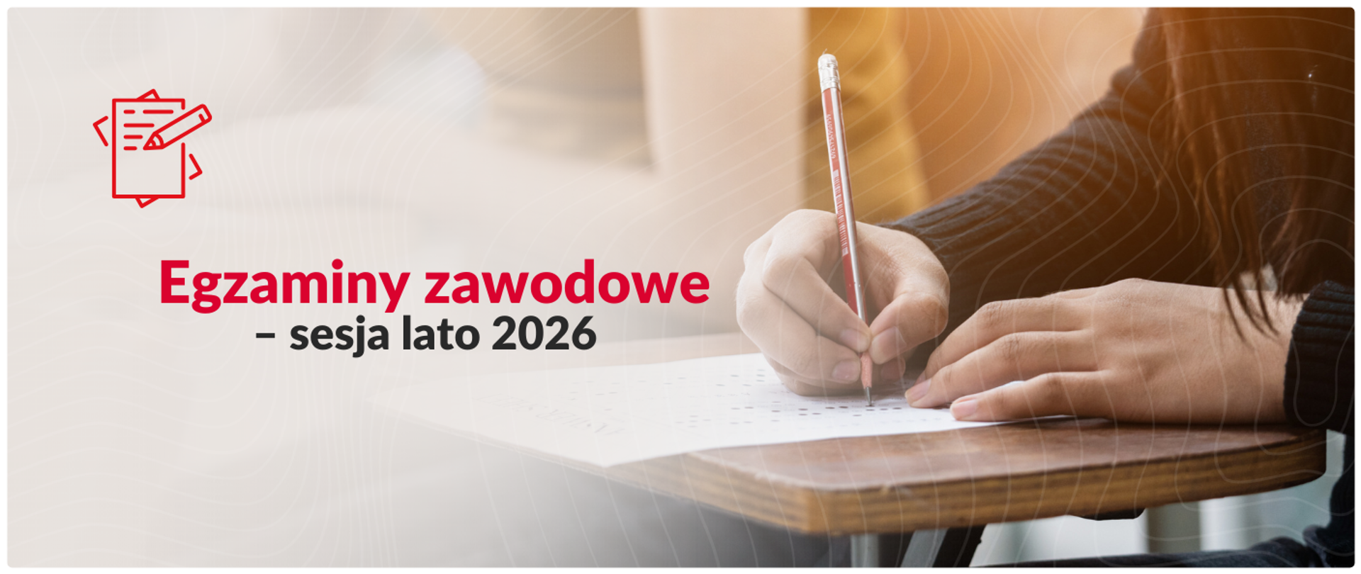 Grafika informacyjna z napisem „Egzaminy zawodowe – sesja lato 2026” i czerwoną ikoną arkusza z ołówkiem. W tle widoczne jest rozmyte zdjęcie osoby piszącej egzamin przy szkolnej ławce, trzymającej ołówek w dłoni.