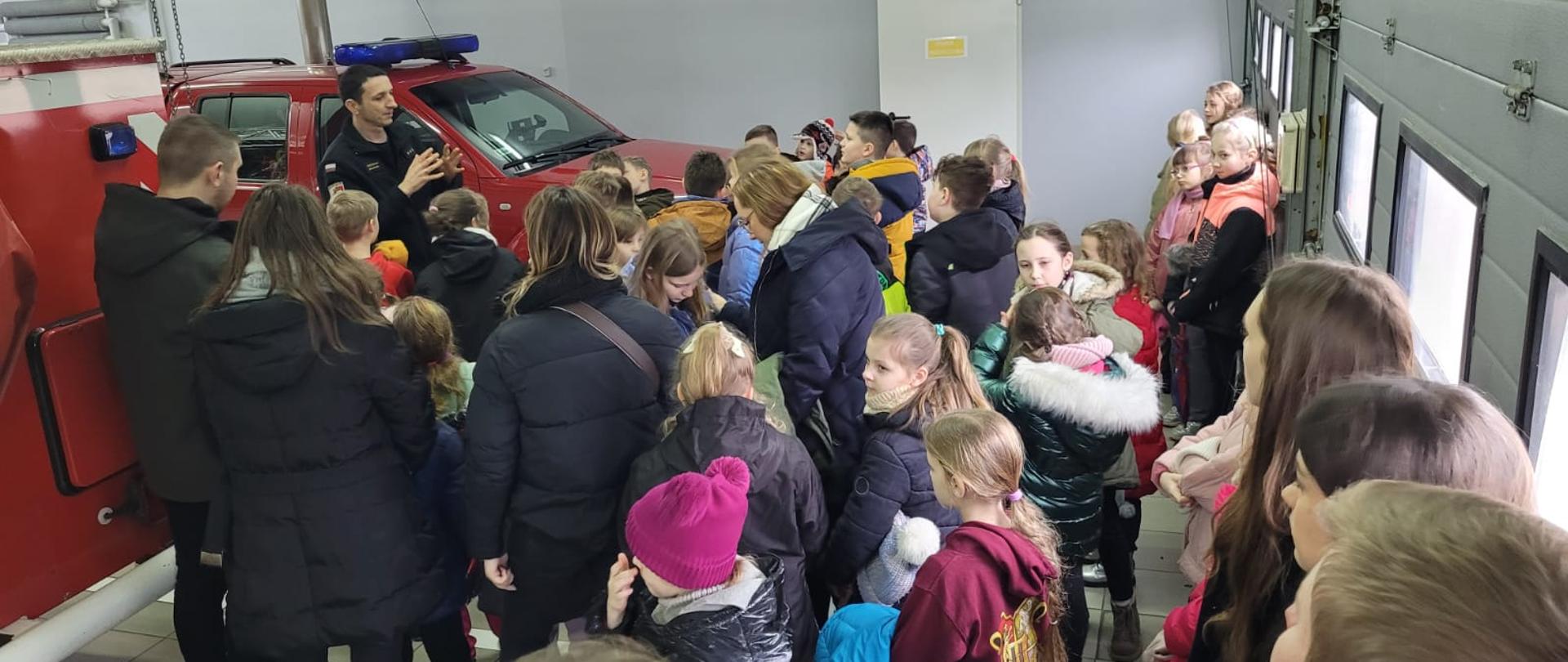 grupa dzieci i młodzieży w strażnicy