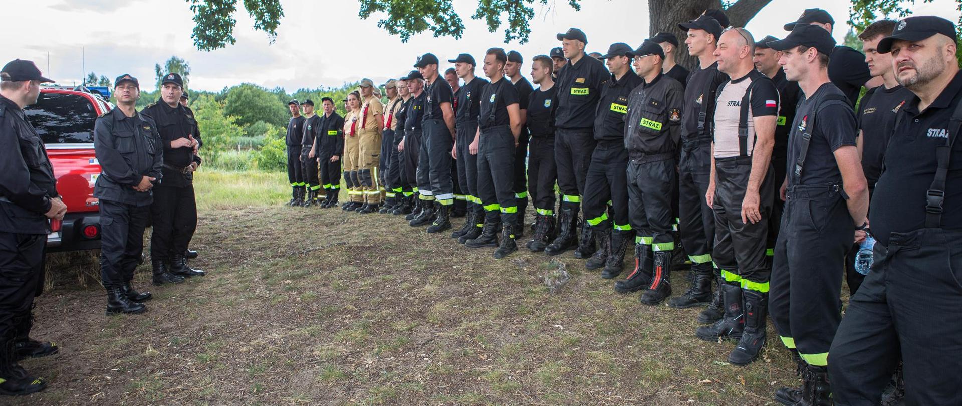 Na zdjęciu widać wszystkich uczestników kursu oraz strażaków z KP PSP w Pile prowadzących zajęcia.
