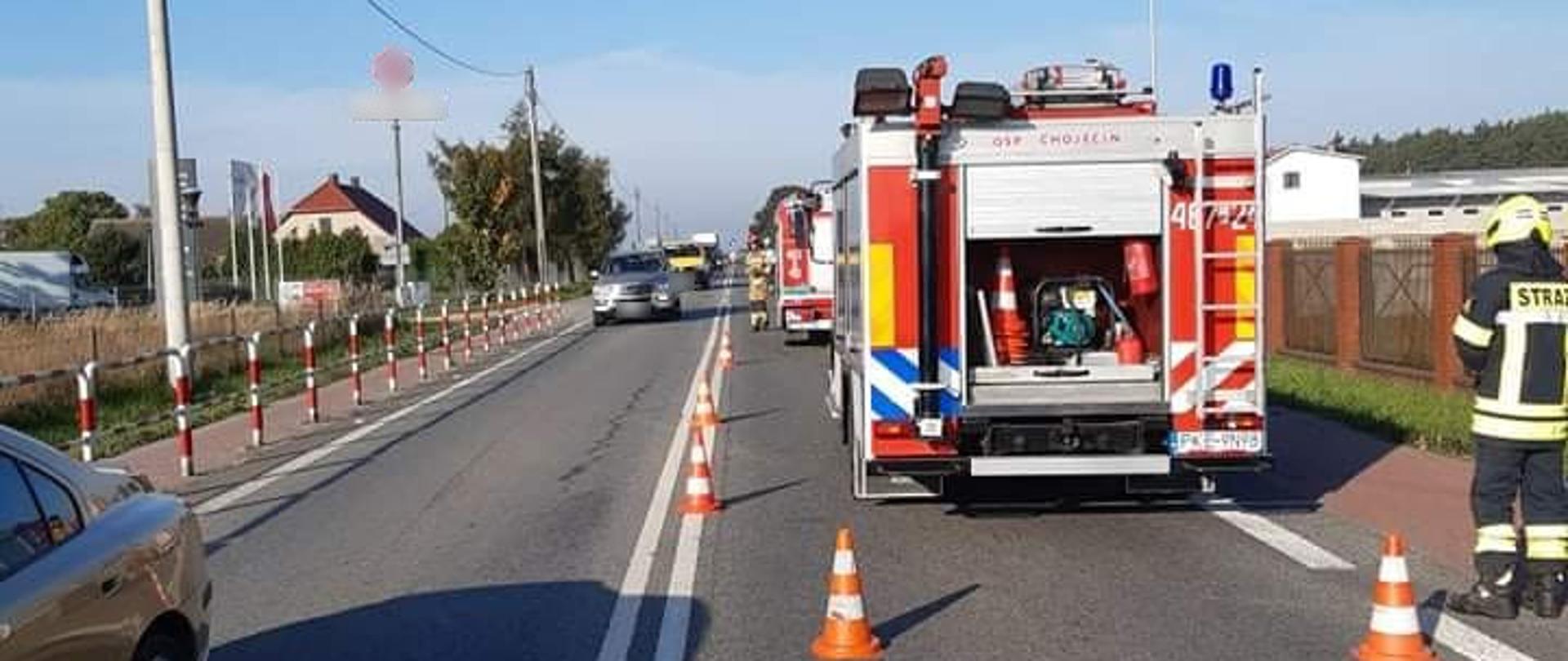 widoczne miejsce zdarzenia oraz służby ratownicza działające przy zdarzeniu.