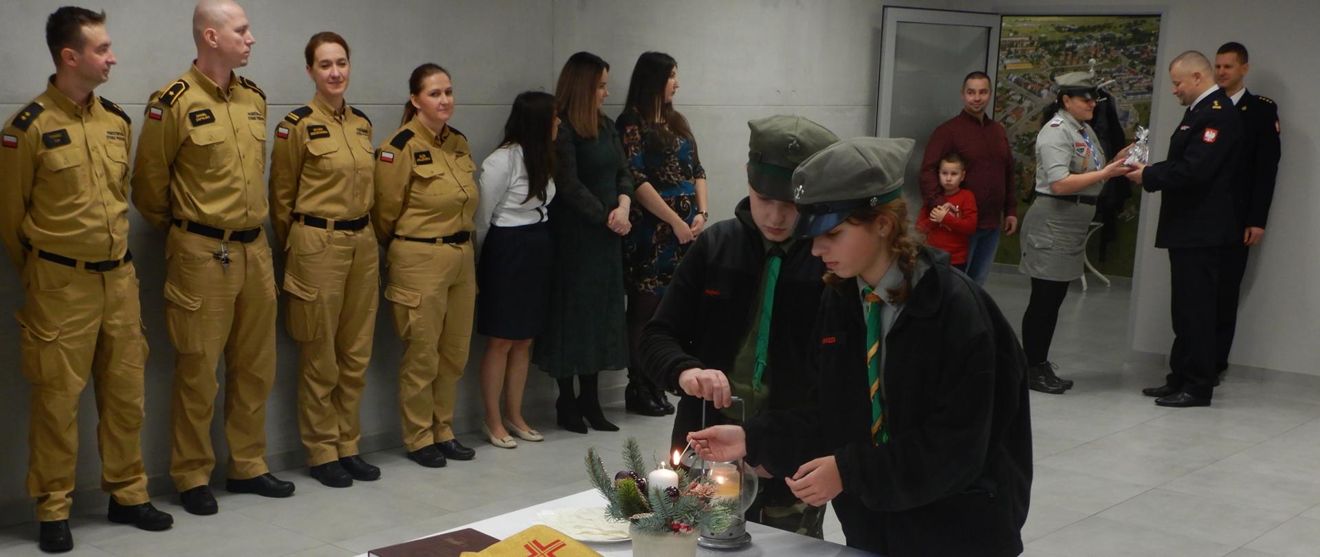 harcerki ze światłem