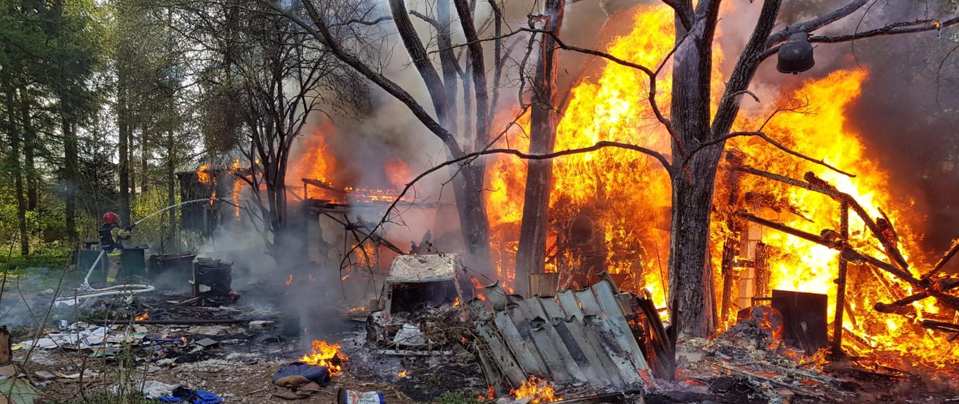 zdjęcie przedstawia pożar budynku drewnianego